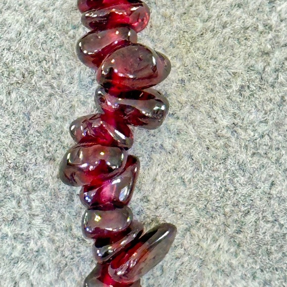 Red Garnet Chip Stone Stretchy Bracelet it Excellent Condition - Picture 4 of 13